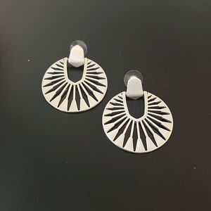 Kendra Scott sunburst earrings